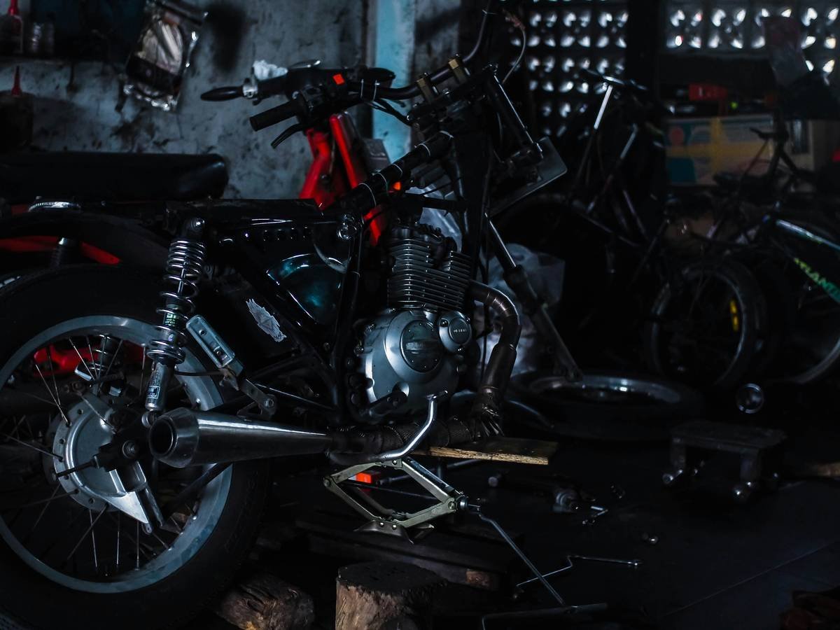 Infographic showing common exclusions in motorcycle rental insurance: engine size limits, lack of IDP, off-road use, and pre-existing damage clauses