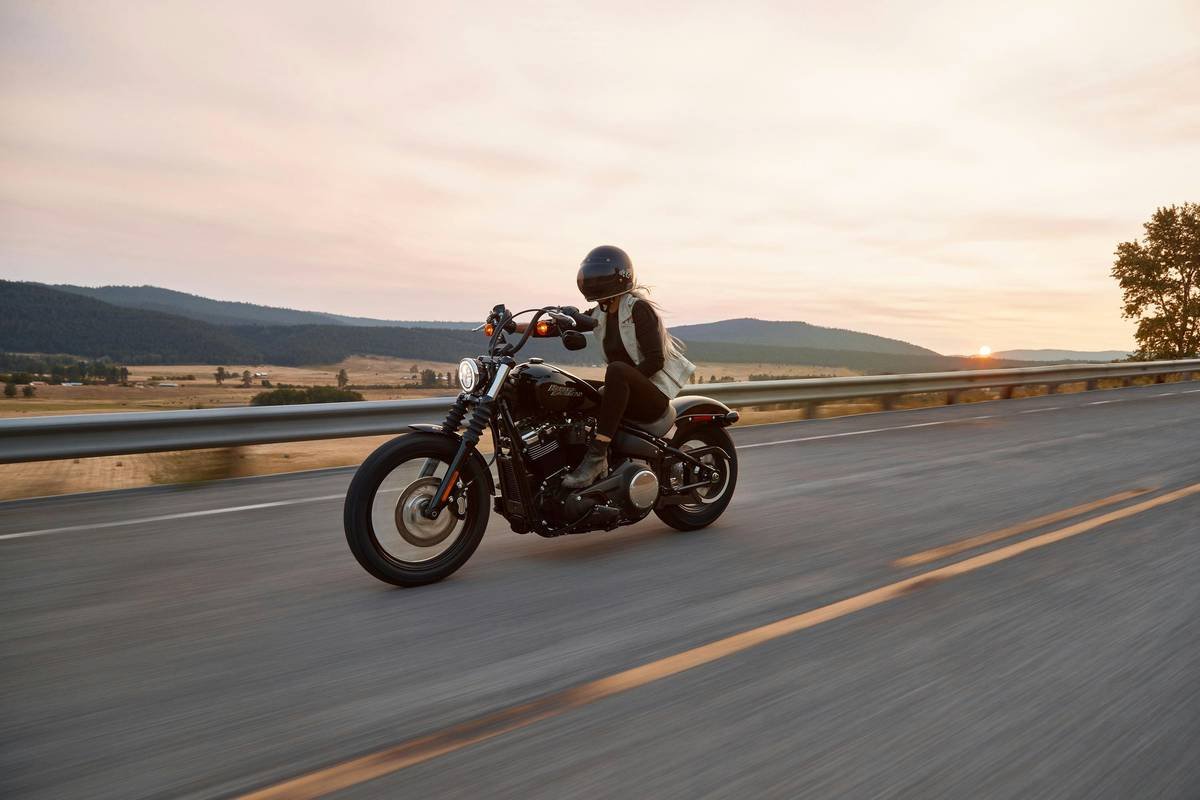 Bar chart comparing standard travel insurance vs. Multi-Bike Coverage: engine limits, theft protection, deductible amounts, and rental inclusion