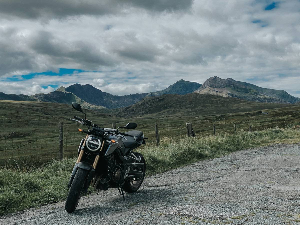 Infographic showing common exclusions in rental motorcycle 'full coverage' policies: theft, tire damage, single-vehicle accidents, off-road use, and pre-existing damage not documented.