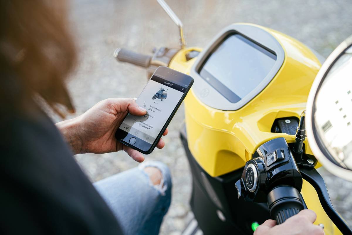 Infographic showing gaps in standard travel insurance vs. motorcycle-specific rental insurance apps