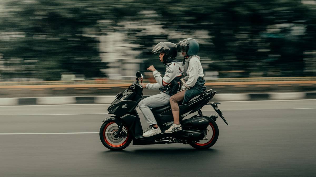 Infographic showing insurance coverage gaps: Personal auto (excludes P2P bikes), Credit cards (exclude motorcycles), Platform 'insurance' (often secondary or minimal), vs. Dedicated share ride rental insurance (covers liability, collision, theft)