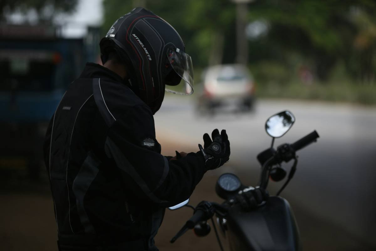 Infographic showing top 5 causes of rental motorcycle accidents: unfamiliar bike handling (32%), poor road conditions (24%), distracted driving (18%), inadequate protective gear (15%), and lack of local traffic knowledge (11%)